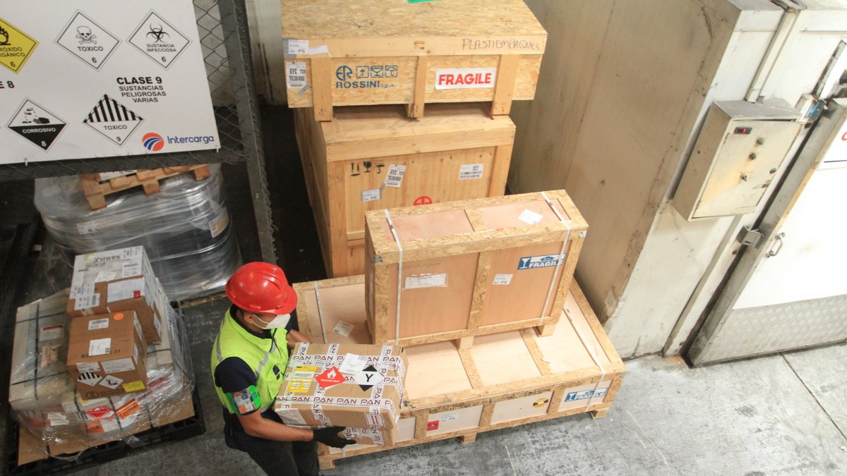 Bodegas. En las almaceneras temporales siempre entra o sale una gran variedad de artículos. En su mayoría, importados.