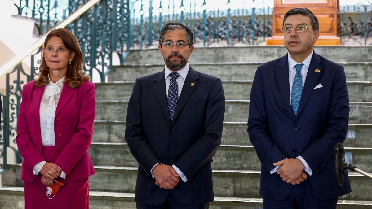 Los cancilleres de Colombia Marta Lucía Ramírez (i), de Ecuador Mauricio Montalvo (c) y el Secretario General de la CAN Jorge Pedraza (d), participan hoy en la 49 Reunión del Consejo Andino de Ministros de Relaciones Exteriores en Quito (Ecuador).