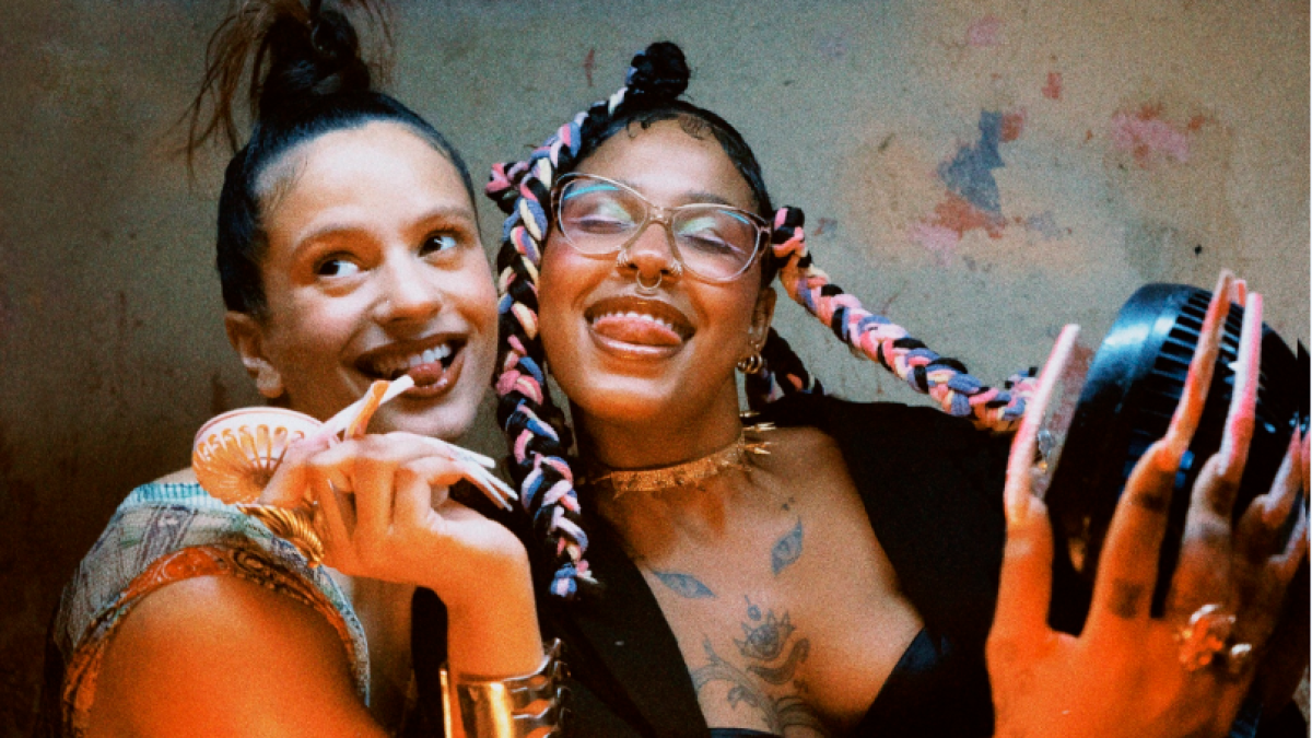 La letra del tema  fue compuesto por las dos intérpretes, además de Leo RD y Raimy Paulus.