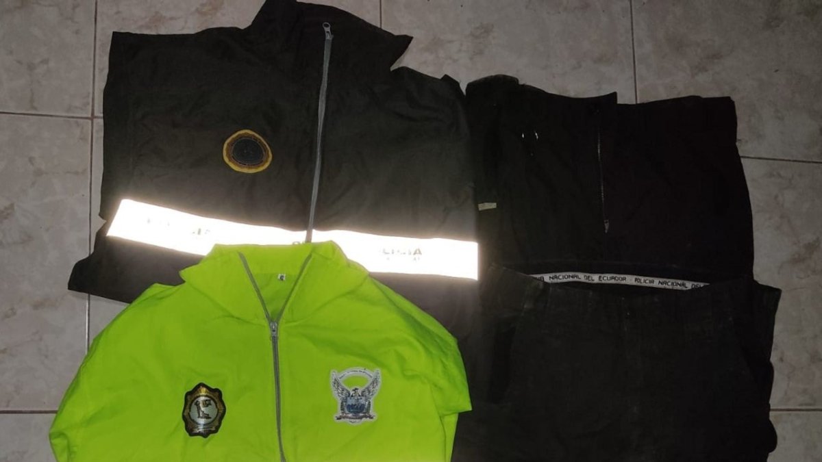 Esta vestimenta parecida al uniforme que utiliza la Policía Nacional encontraron en una casa que fue allanada durante el operativo.