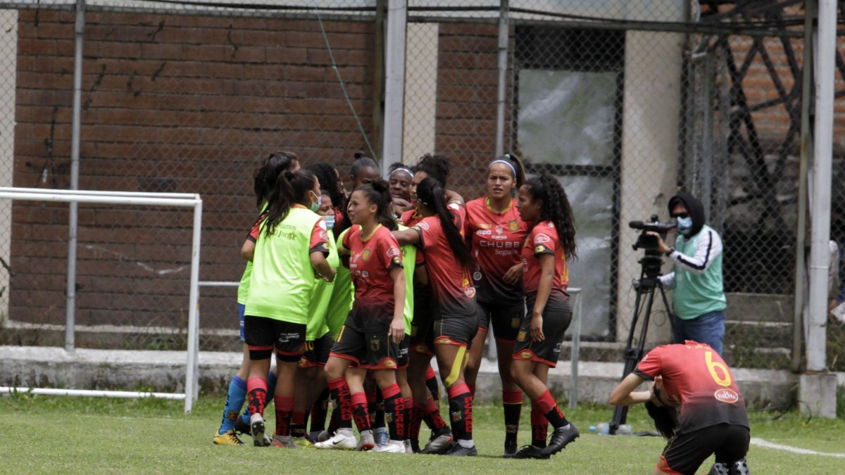 Las jugadoras del Deportivo Cuenca festejan tras la victoria en la primera final.