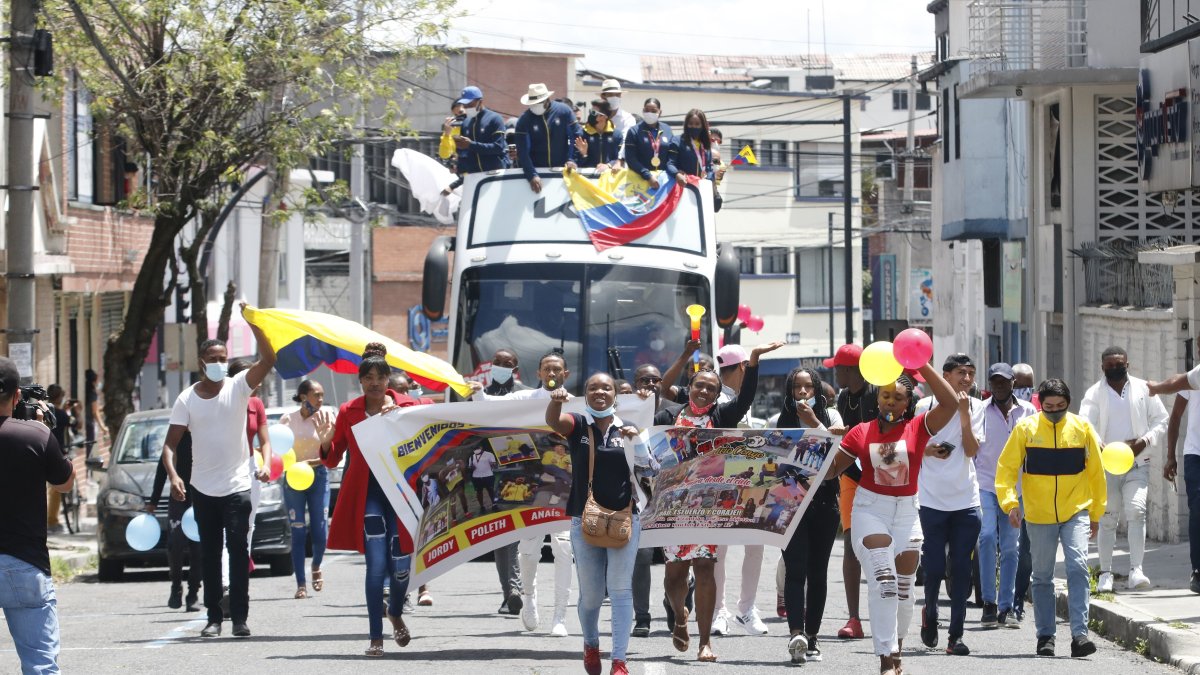 Familiares y amigos de los deportistas paralímpicos acompañaron la caravana triunfal en Quito.