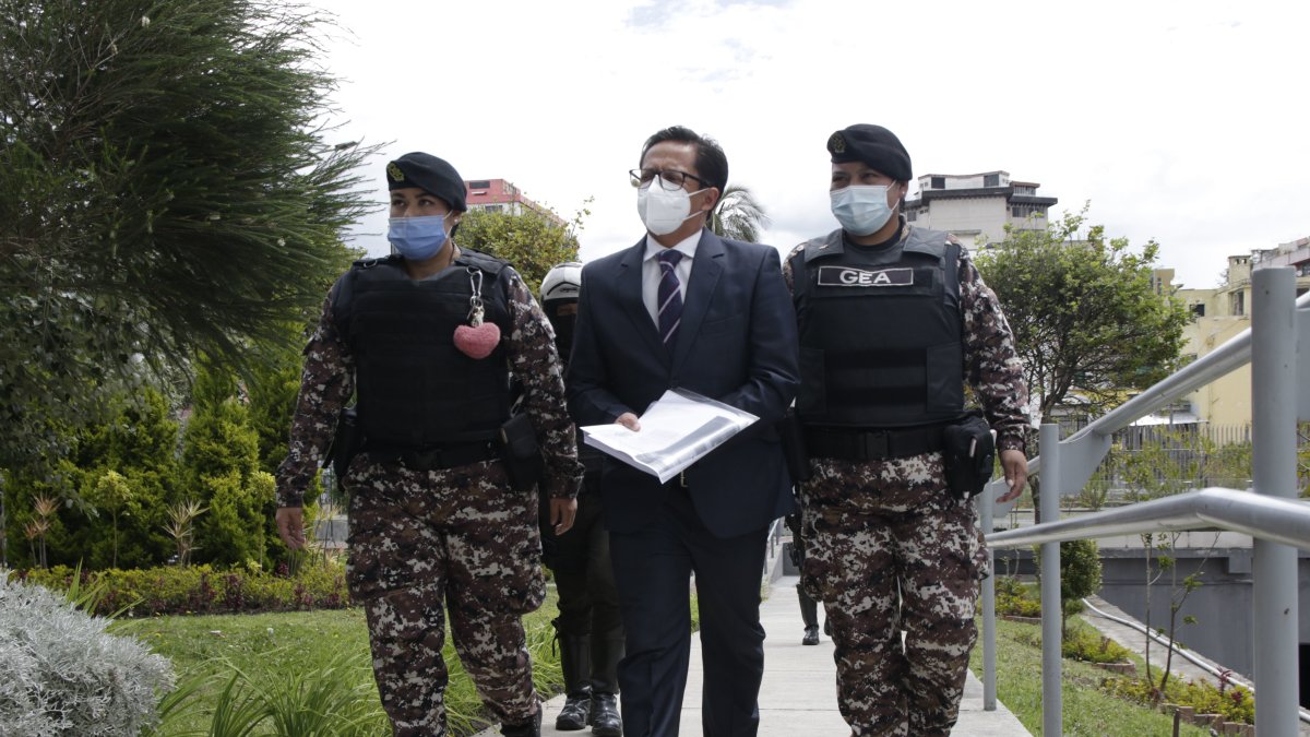 Asamblea. Freddy Carrión es escoltado por agentes penitenciarios, tras su traslado de la Cárcel N° 4, en Quito, donde está recluido desde mayo.