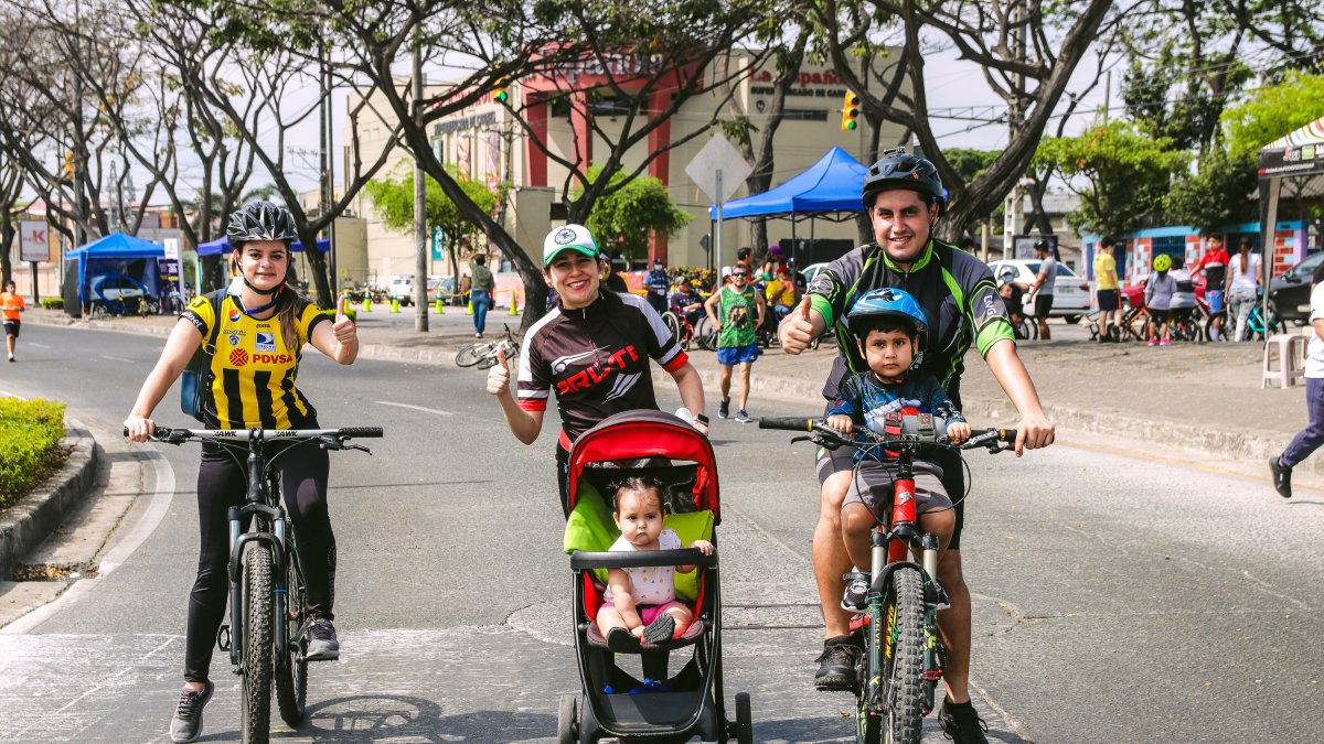 Actividad. Patinadores y ciclistas recorrieron dos avenidas del norte de Guayaquil.