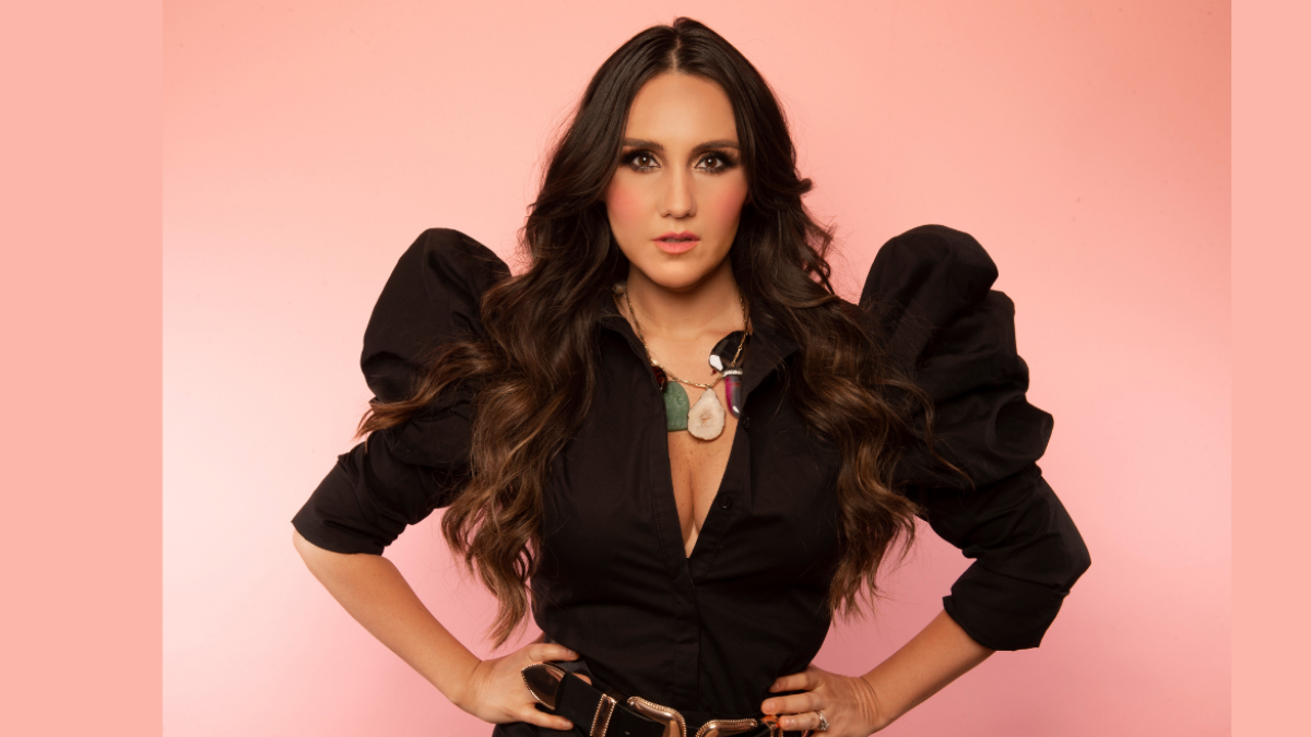 Dulce María presenta Ela tá movimentando