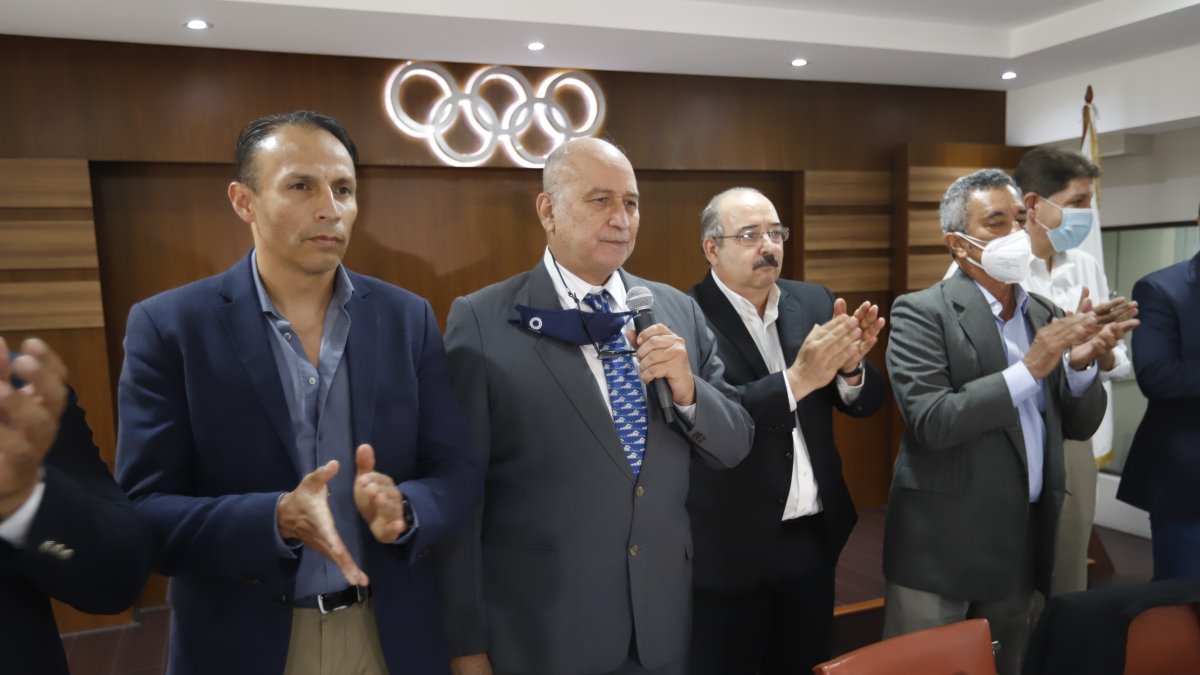 Jorge Delgado (c), presidente del Comité Olímpico Ecuatoriano, con parte de su directorio tras ganar la elección.