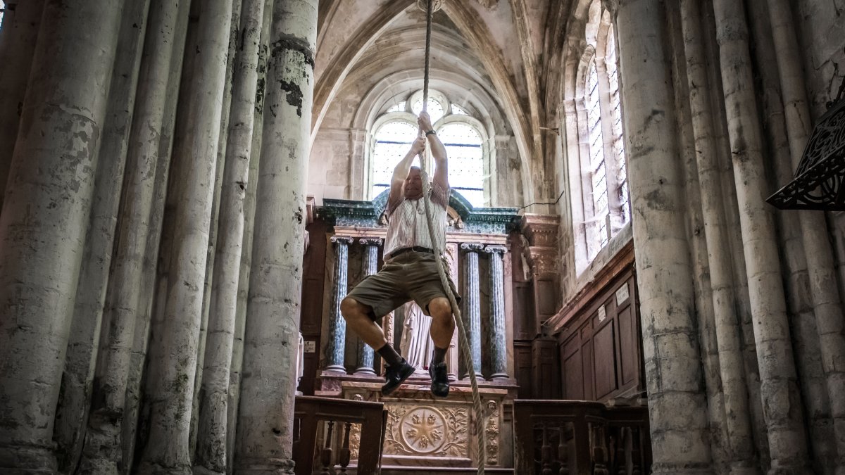 El sacristán de la iglesia de Saint-Pierre-Saint-Paul , Philippe Vieillard, hace replicar la campana en Goussainville, cerca de París, Francia. Christophe Petit Tesson / EFE