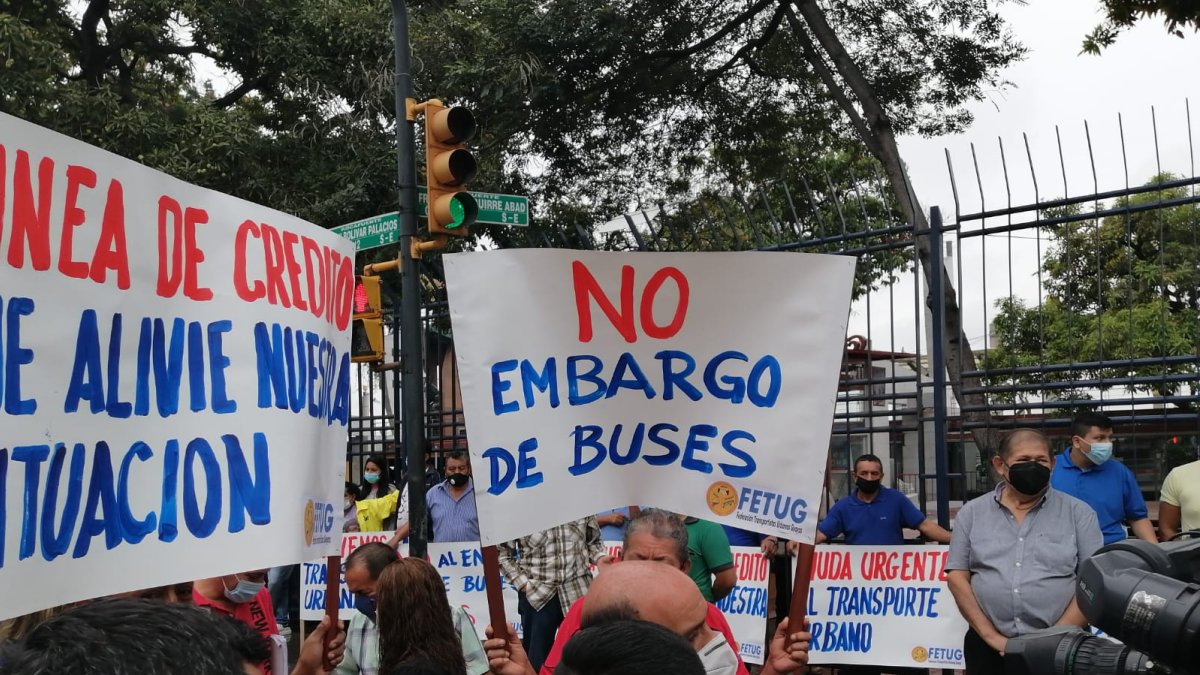Los transportistas han colocado sus unidades en los exteriores del edificio de la Gobernación del Guayas.