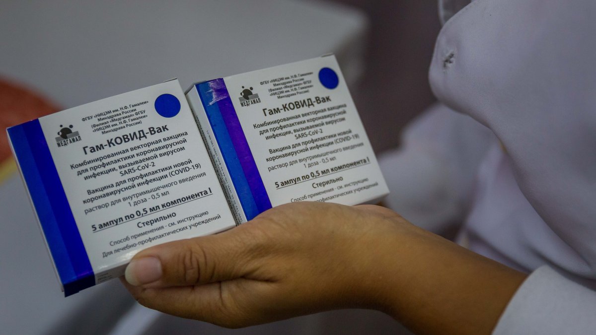 Enfermera muestra cajas con dosis de la vacuna Sputnik V contra la covid-19 en el Hospital Domingo Luciani, en Caracas (Venezuela).