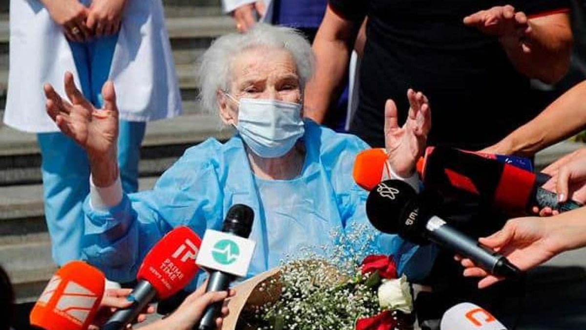 Mujer de la 3ra edad, hablando ante medios de comunicación.