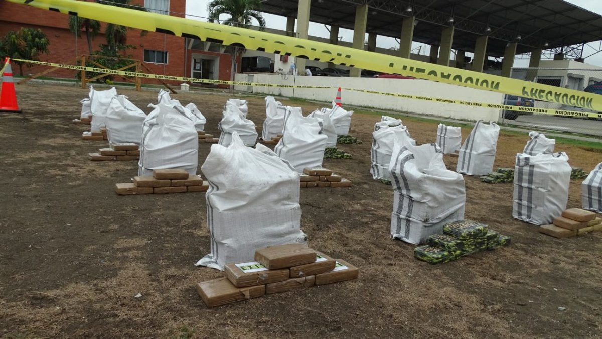 Evidencia. La policía mostró los sacos que fueron incautados con los paquetes de sustancias sujetas a fiscalización.