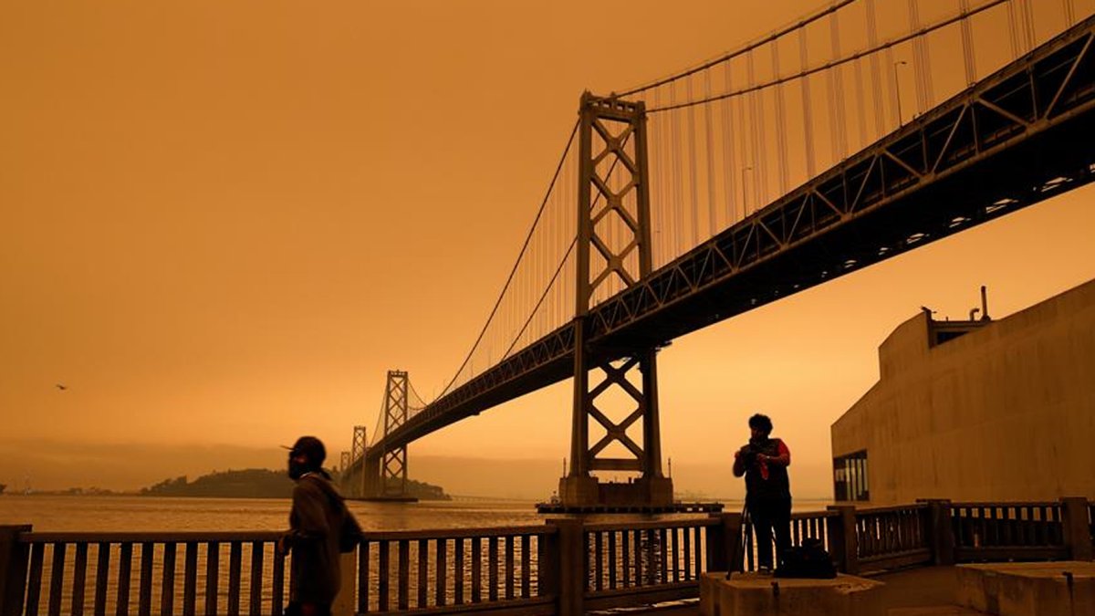 La contaminación de la atmósfera sobre el área de la bahía de San Francisco por los incendios. JOHN G. MABANGLO / EFE