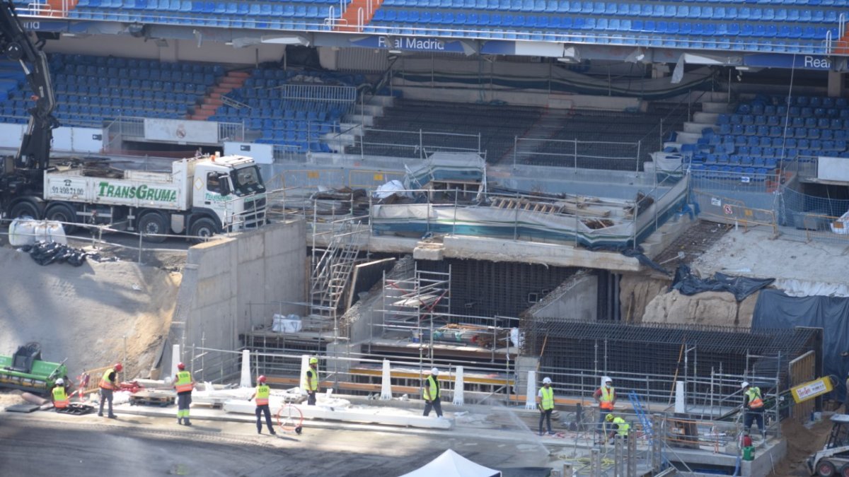 Así luce el Santiago Bernabéu, cuando faltan días para que los aficionados retornen a sus graderíos.