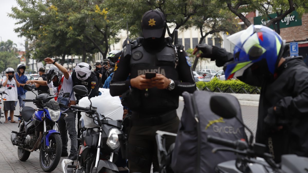 Policías del Distrito Centro ejecutaron un operativo preventivo de control de motos y vehículos en la avenida Víctor Emilio Estrada y Dátiles, en Urdesa Central.