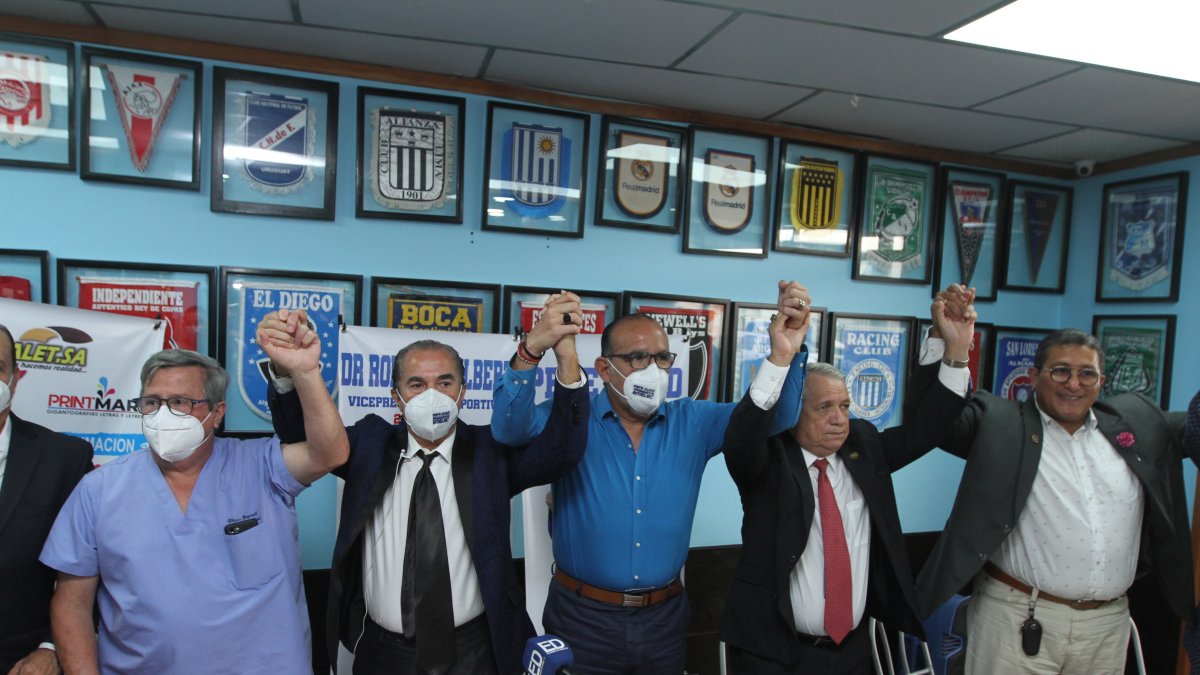 José Auad (corbata negra) junto a parte de quienes integrarían su directorio en el caso de ganar las elecciones de Emelec. Aún no hay una fecha establecida.