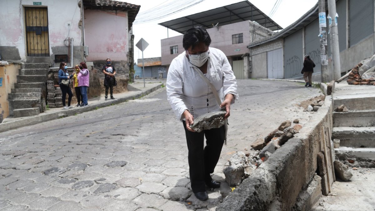 Trabajos. Los vecinos de la zona tratan de proteger y reforzar sus viviendas ante la inminente destrucción.