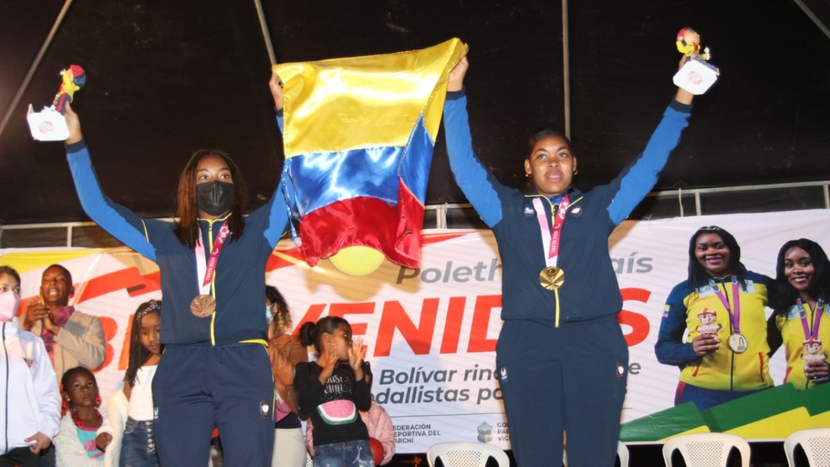 Las deportistas festejaron en una plataforma que fue ubicada justo en frente de donde viven para sentirse en confianza.