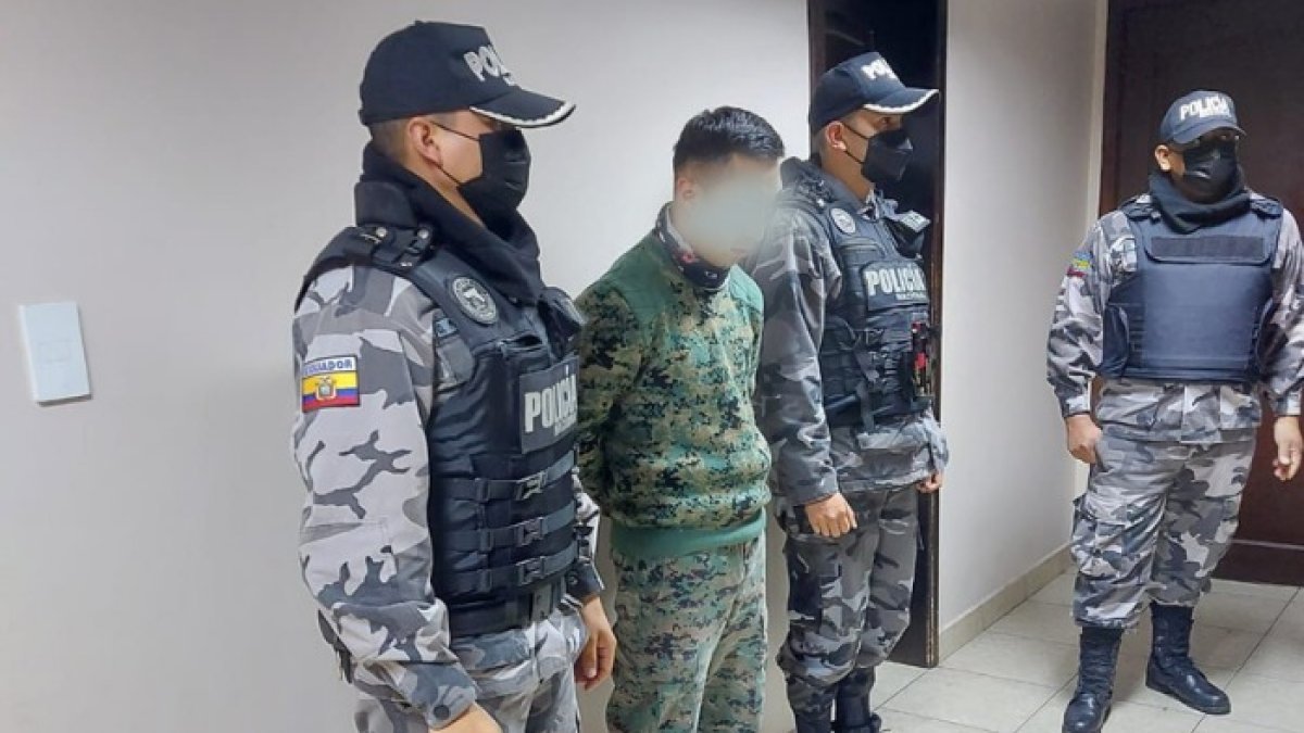 Aprehensión. Miembros de la Fuerza Terrestre detuvieron a un militar de la FAE que portaba una maleta con armas.