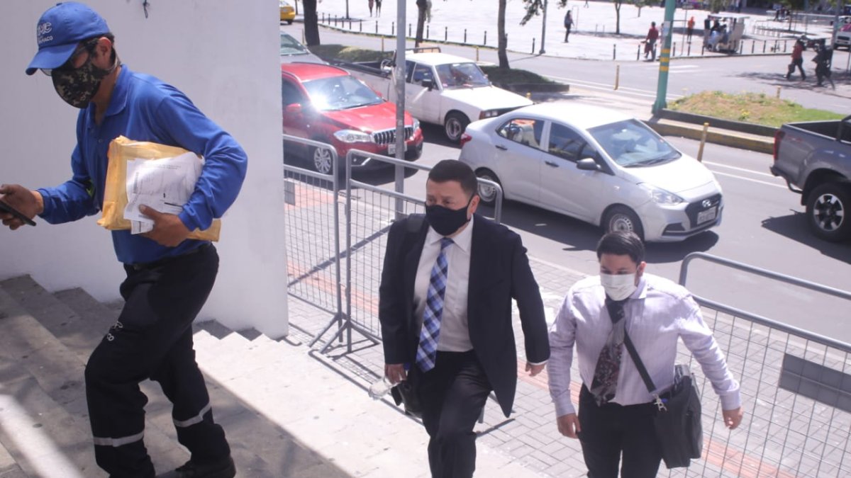 Diligencia. Pasadas las 11:00 se instaló en la Corte la audiencia. Acudieron los abogados del defensor, entre ellos Stalin Raza.