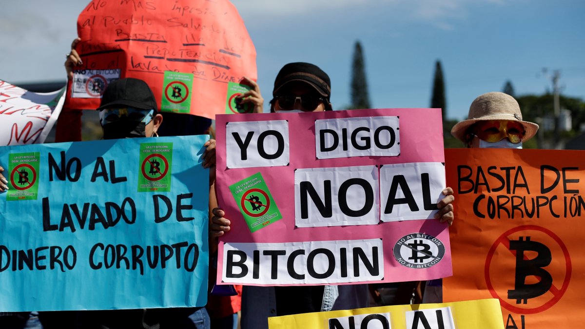 Ciudadanos protestan hoy en contra del uso del bitcóin como forma de pago, en San Salvador.