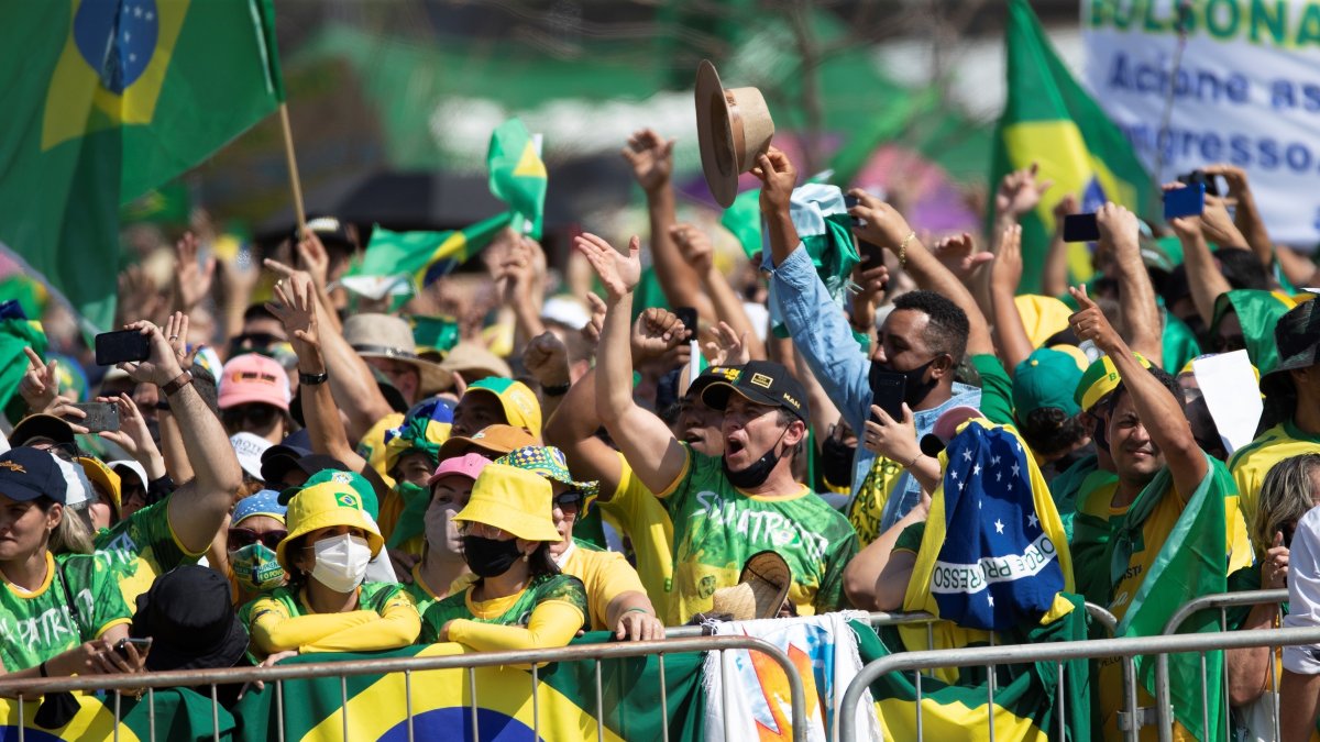 Decenas de personas se concentran en la playa Copacabana durante una jornada nacional de manifestaciones contra el Gobierno de Jair Bolsonaro hoy, en Río de Janeiro (Brasil).