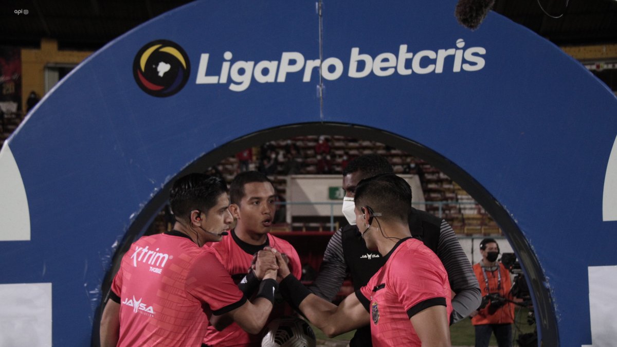 Los árbitros analizan  protagonizar una nueva paralización de sus actividades como medida de presión para que les cancelen los sueldos atrasados.