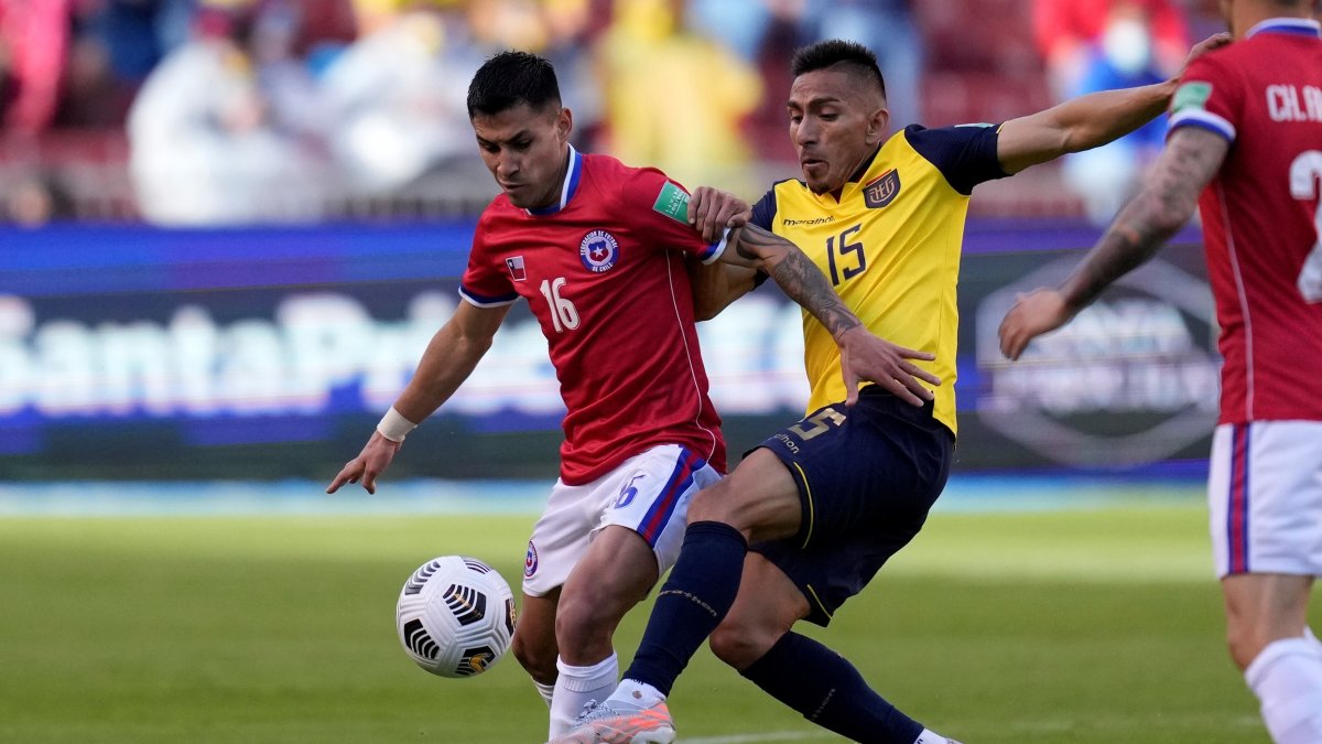 Ángel Mena (d), atacante de la selección ecuatoriana, confía en lograr un resultado positivo ante Uruguay en Montevideo.