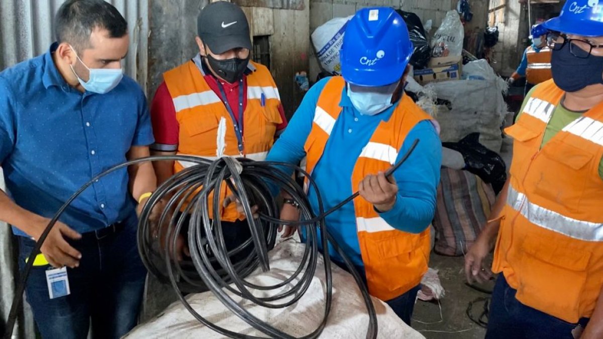 Control. El Municipio y Policía hacen operativos en recicladora con el apoyo de los técnicos de CNT que pueden identificar si ese cable es uno de los robados a la empresa.
