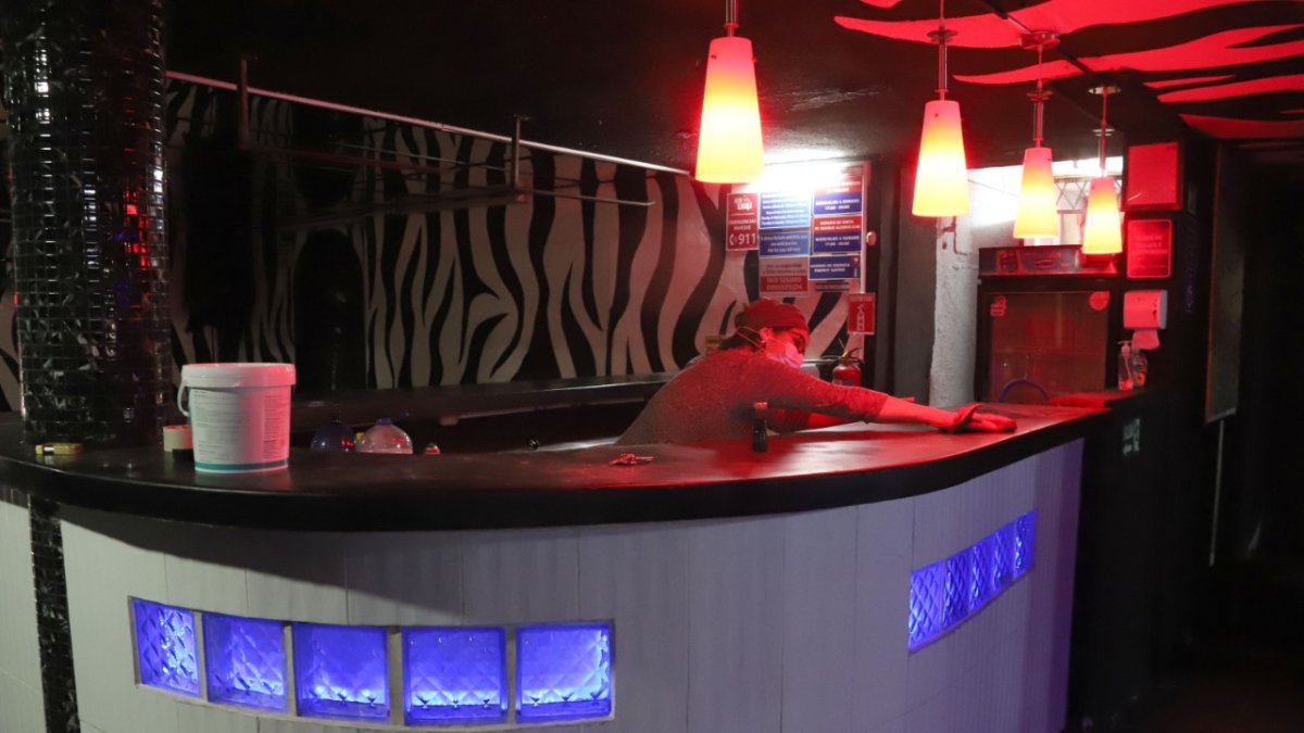 Aseo. En este local, situado en la calle Calama, sector La Mariscal, su propietaria barría los pisos y le daba los últimos brochazos a las paredes.