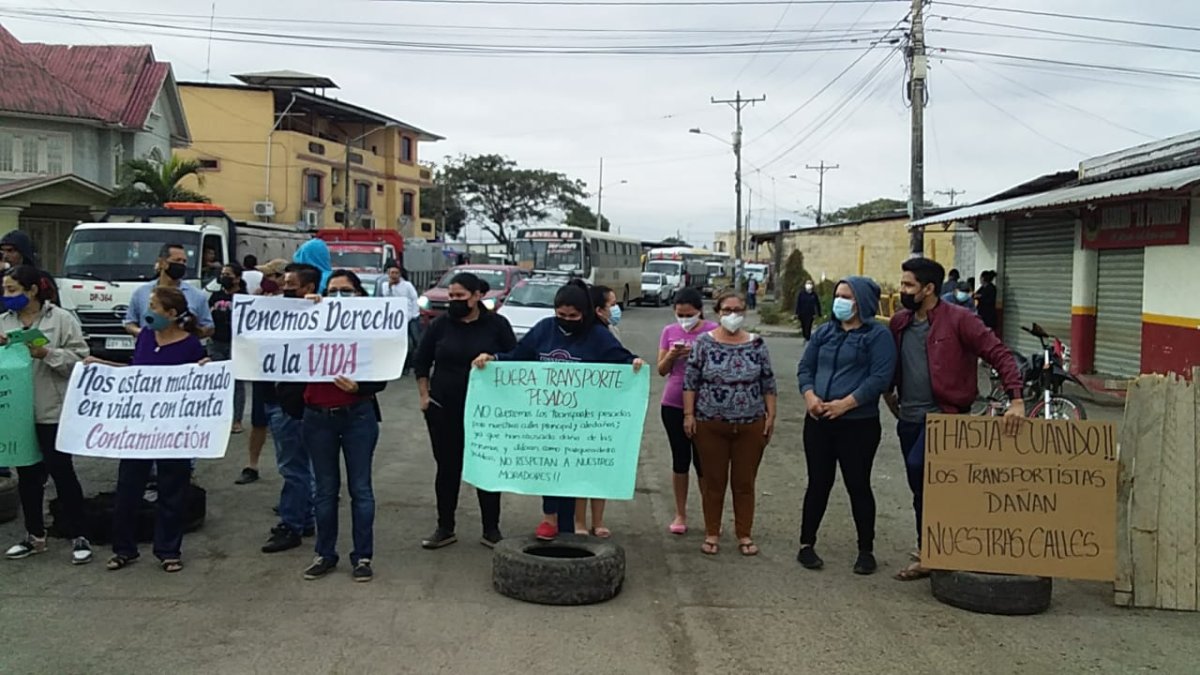 Plantón. Los moradores de Brisas de Santay reclaman.