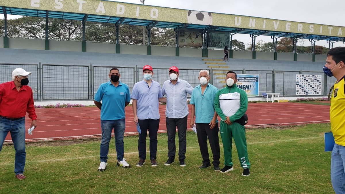 Carlos Martínez, representante de Diario Extra; José Francisco Cevallos, organizador principal, y Jimmy Montanero, exjugador de Barcelona en el estadio de la Universidad Estatal de Milagro, donde se jugará el torneo..