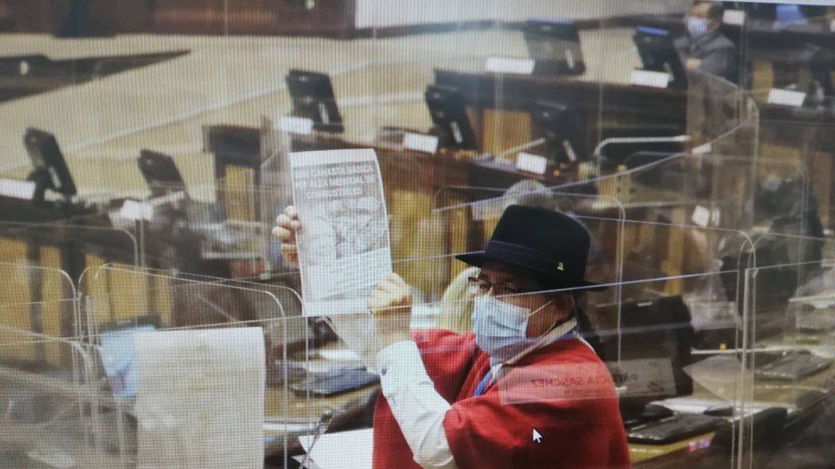 Consignas. “Sube canasta básica por alza mensual de combustibles”, dice el cartel que levanta el asambleísta de Pachakutik José Chimbo.