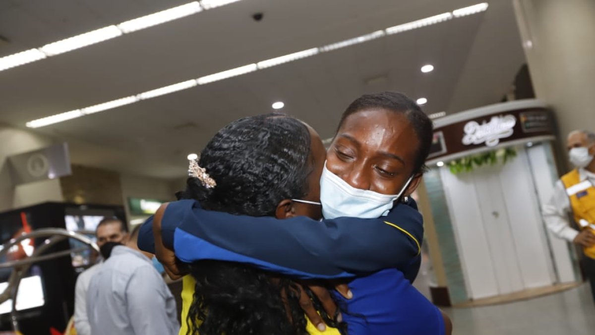 El abrazo esperado. Kiara abraza a doña narcisa España, su madre. Llora de la emoción. Medallista de bronce paralimpica, la primera de guayas