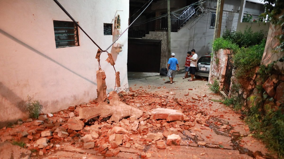 Familias salen de sus viviendas este martes, debido al sismo de 7.1 en el balneario de Acapulco en el estado de Guerrero (México). Un sismo de magnitud 7,1 sacudió este martes el centro y sur de México, sin que hasta ahora se reporten víctimas o daños materiales.