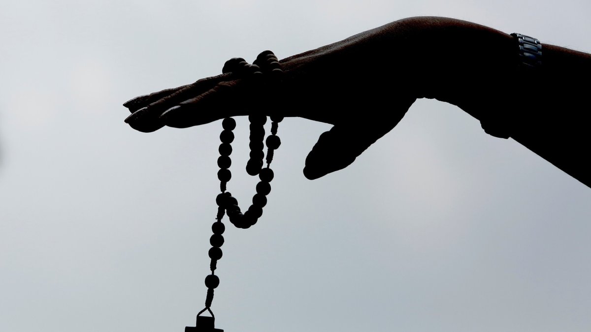 Una persona muestra un rosario con cruz durante una protesta de ciudadanos católicos que rechazan el aborto, afuera de la Suprema Corte de Justicia de la Nación.