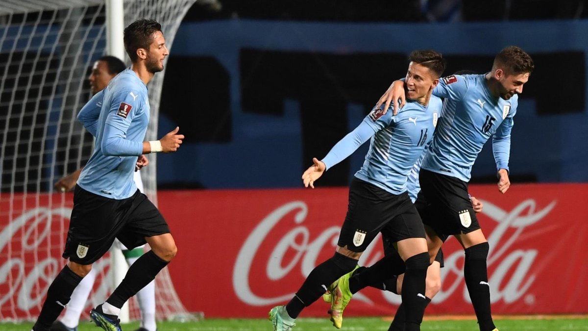 Federico Valverde (d) de Uruguay celebra, el 5 de septiembre de 2021, con sus compañeros tras anotar contra Bolivia, durante un partido por las eliminatorias sudamericanas al Mundial de Catar 2022
