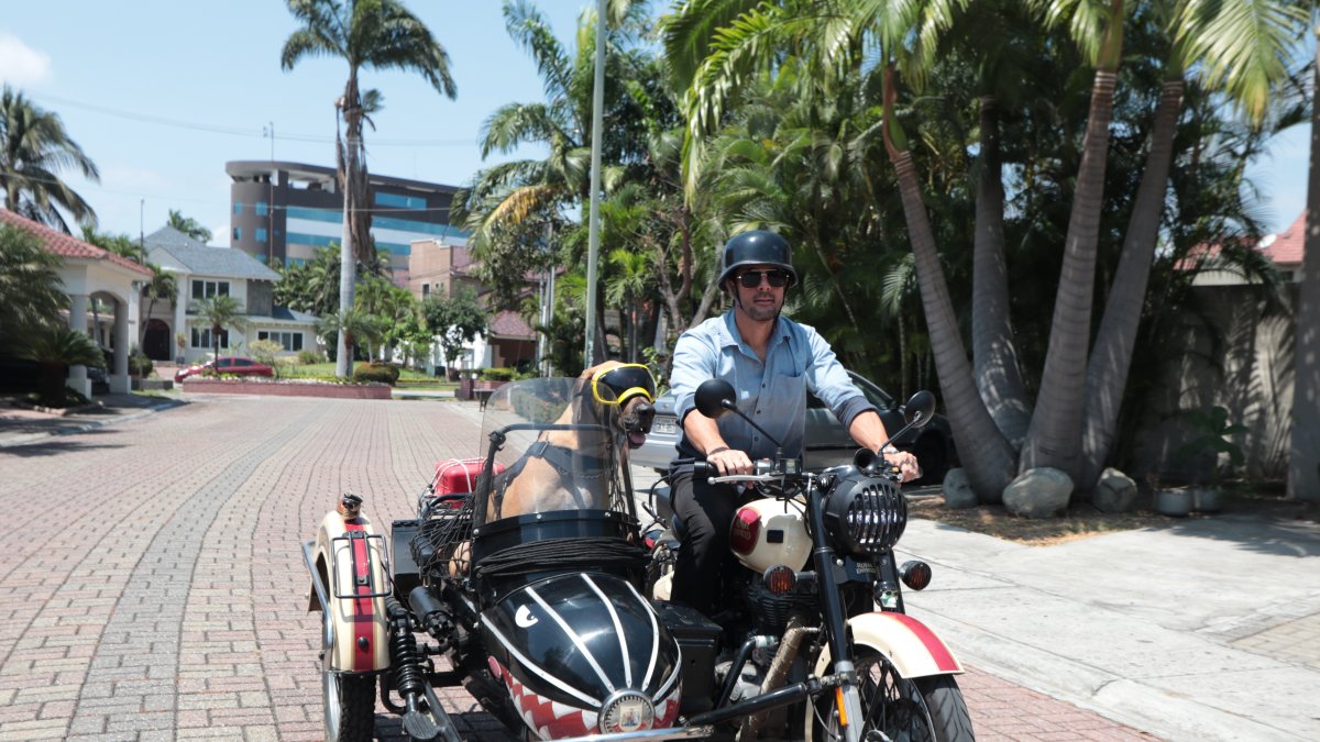 Giovanni Norero y su perro Bruno pasean en motocicleta por la vía a Samborondón.