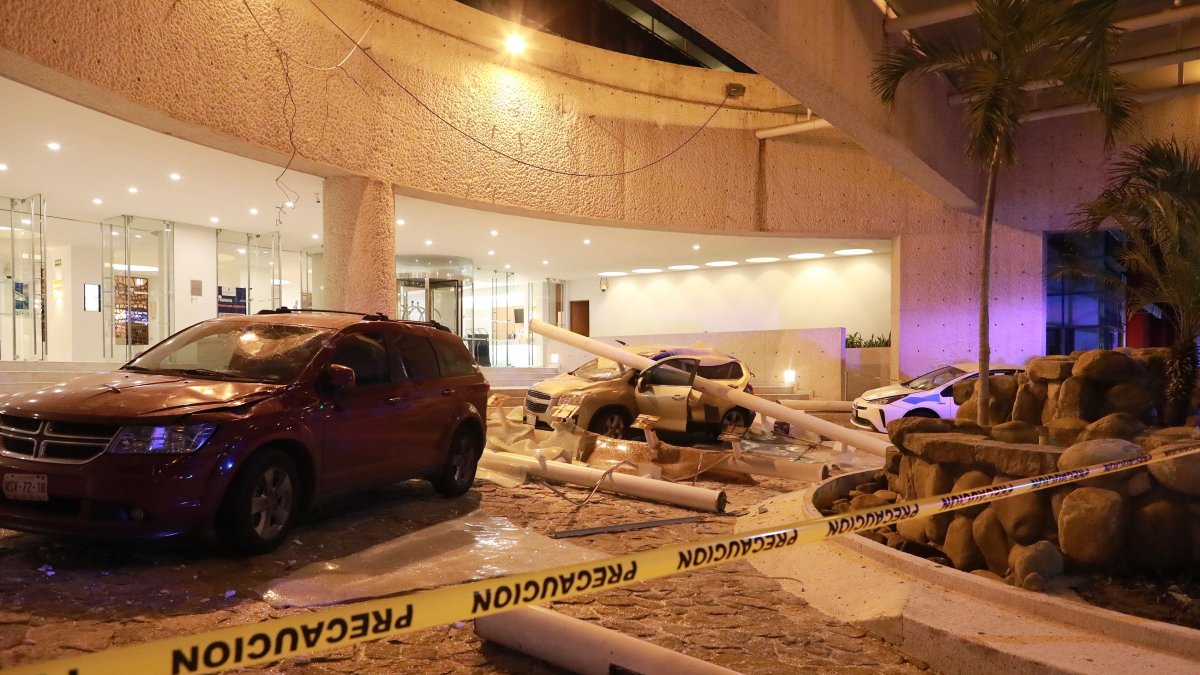 Vista general de daños en los edificios de la zona hotelera este martes, debido al sismo de 7.1 en el balneario de Acapulco en el estado de Guerrero (México).