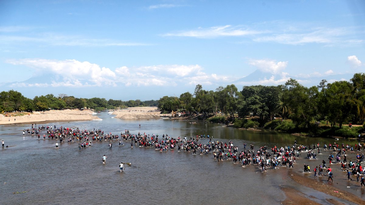 Referencial. Cientos de migrantes centroamericanos, en su mayoría hondureños, cruzan el río Suchíate que divide México y Guatemala este lunes, desde la ciudad de Tecún Umán (Guatemala).