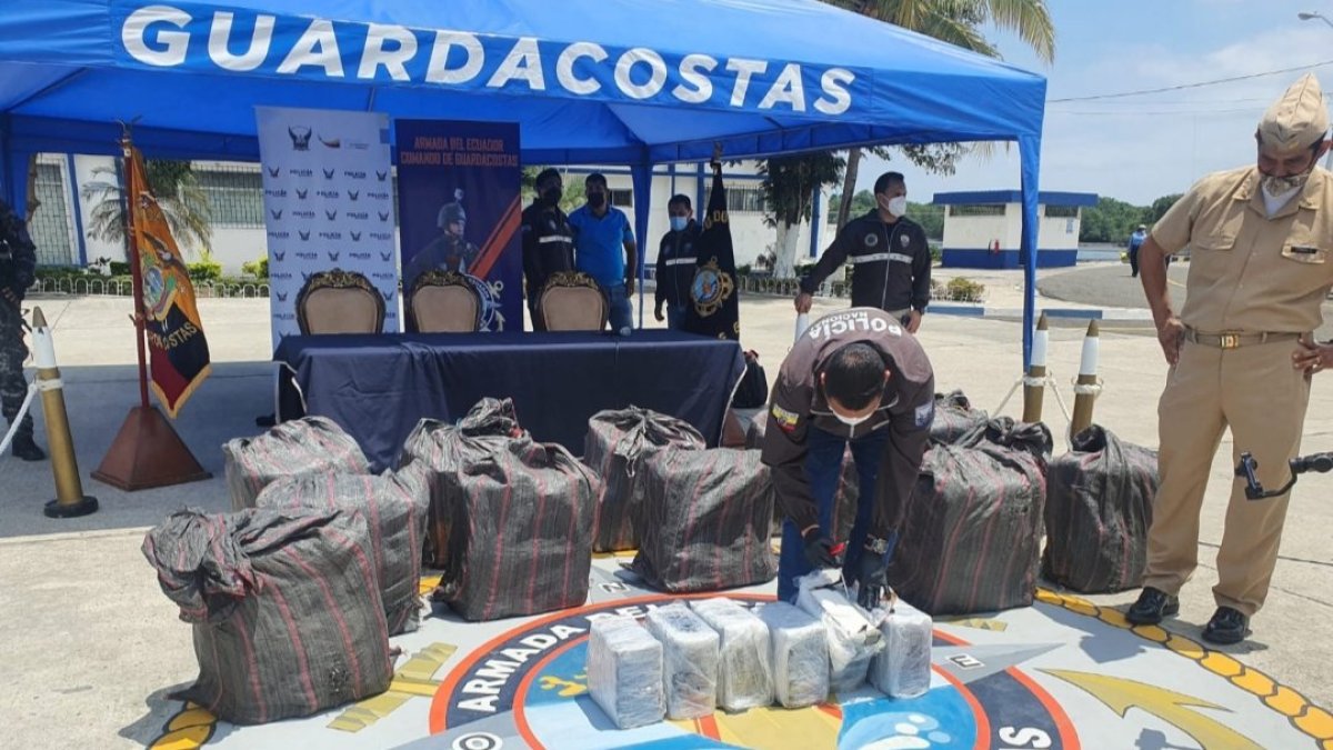 En la embarcación se encontraron 14 sacos de yute que contenían 407 paquetes en forma de ladrilos.