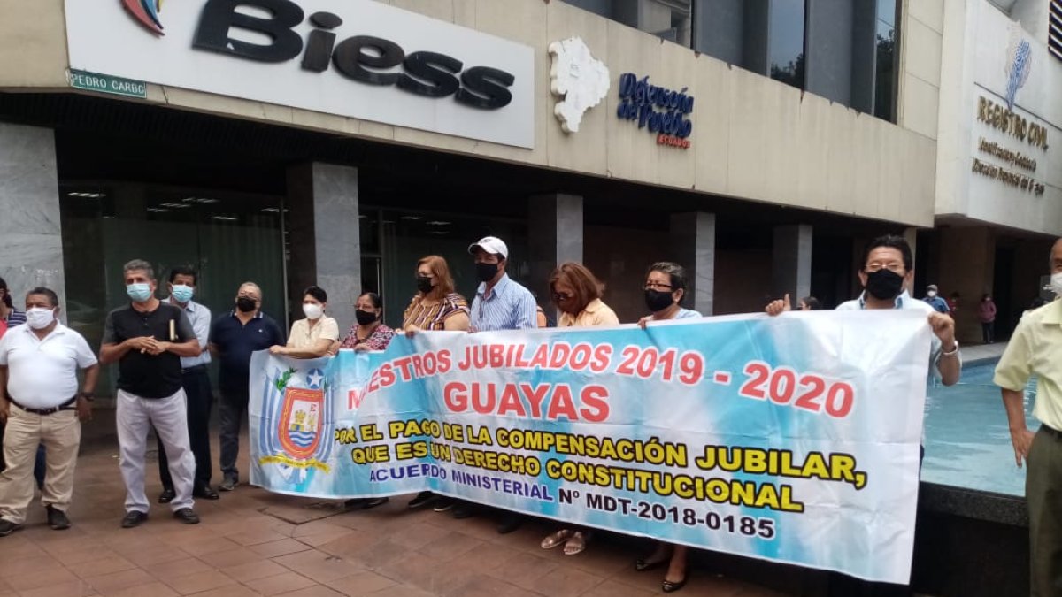 Un grupo de maestros espera en los exteriores de la Defensoría del Pueblo, antes de ser atendidos.