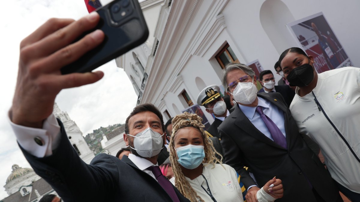 El presidente del Ecuador, Guillermo Lasso Mendoza, recibió en el palacio de Carondelet a los deportistas olímpicos que compitieron en Tokio-Japón.