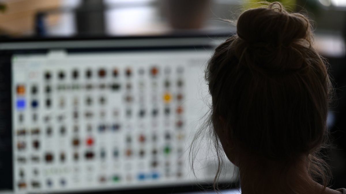 Imagen referencial. Una oficial de la Policía alemana investiga en pantalla fuentes de pornografía infantil.