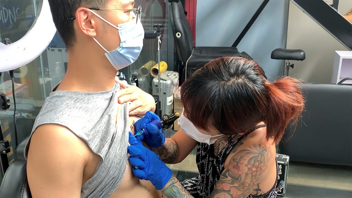 La tatuadora china Xie Tingyin trabajando en su estudio de Pekín. EFE / Jesús Centeno