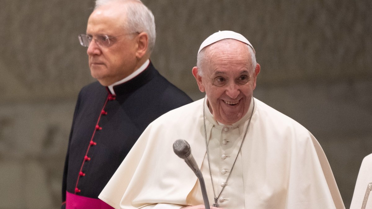 El papa Francisco refiere que tanto el hombre como la mujer tienen la misma dignidad. MAURIZIO BRAMBATTI /