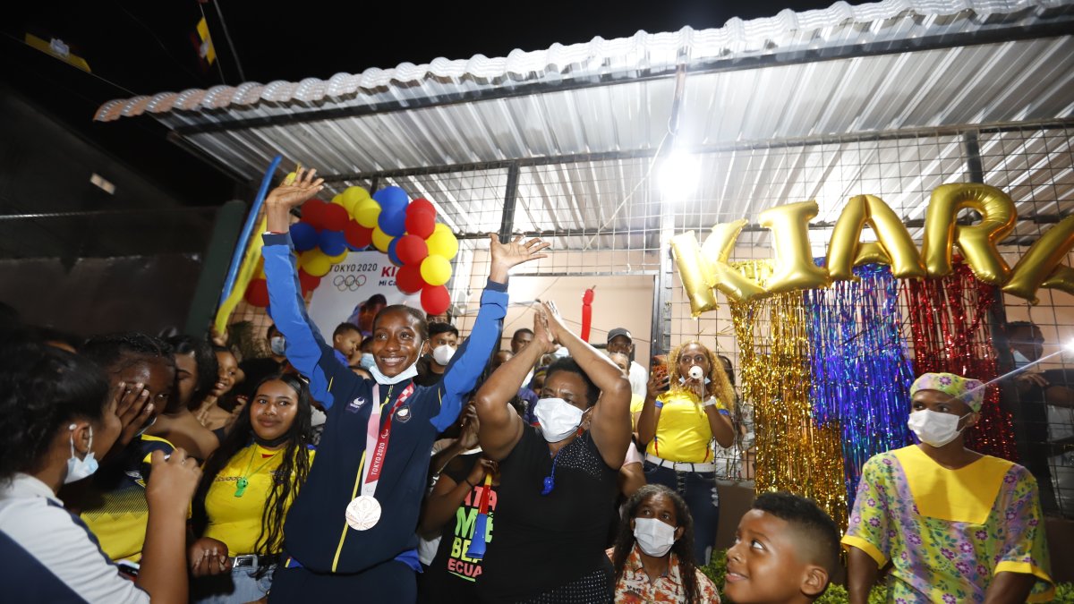 Kiara agradeció emocionada desde la puerta de su casa, en la Trinitaria, las muestras de afecto.