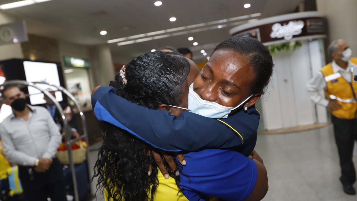 La saltadora y velocista ecuatoriana se fundió en un abrazo con su madre, Narcisa España, apenas salió del arribo internacional del aeropuerto, en Guayaquil.