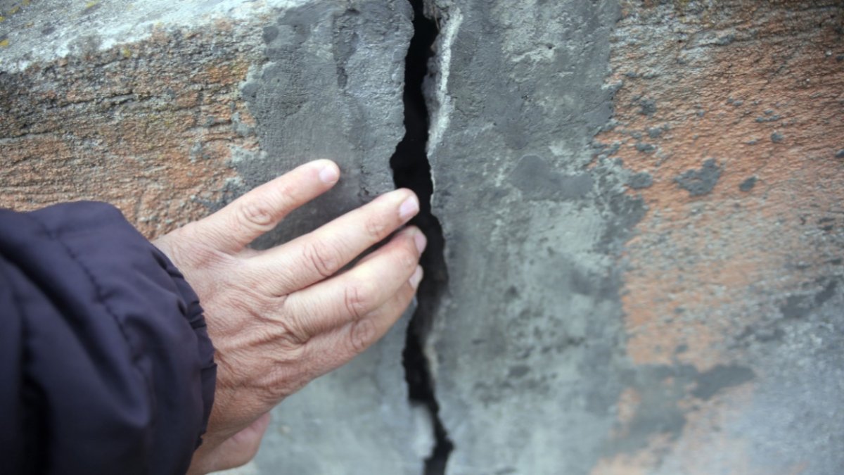 Temor. Hasta dos dedos entran por las grietas de algunas de las casas.