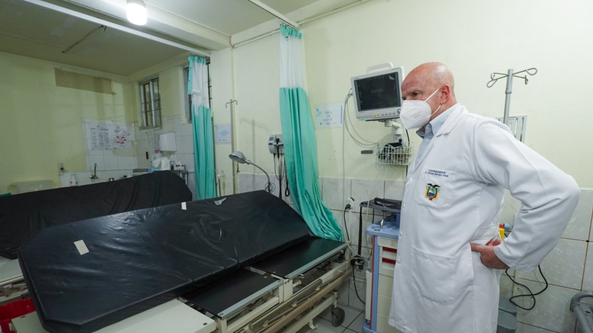 Visita. La falta de agua potable impide el funcionamiento en Quinindé.