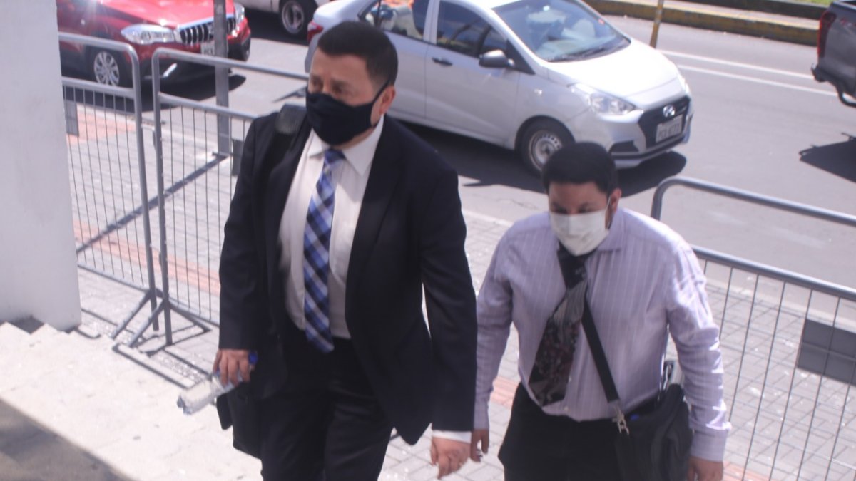 Abogado. Stalin Raza, uno de los defensores del funcionario preso en la cárcel 4 de Quito, a su ingreso a la Corte Nacional de Justicia el martes.